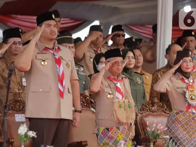 Wakil Presiden Ma’ruf Amin (kedua kanan), Ketua Kwarnas Pramuka Budi Waseso (kiri) dan Menpora Dito Ariotedjo (kedua kiri) memberi hormat saat upacara peringatan Hari Pramuka ke-62 dan pembukaan Raimuna Nasional (Rainas) XII Tahun 2023 di Bumi Perkemahan dan Graha Wisata Pramuka (Buperta), Cibubur, Jakarta, Senin (14/8/2023). (Liputan6.com/Herman Zakharia)