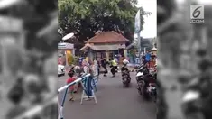 Seorang pria menantang polisi yang menilangnya karena tak memakai helm. Polisi tersebut didorong dan ditendang namun tetap sabar