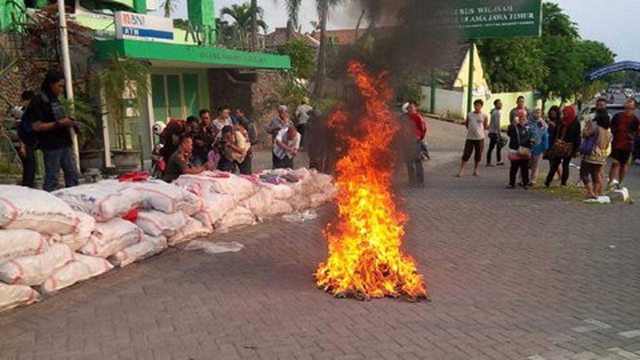 Di hadapan warga dan polisi, PWNU Jatim bakar sandal berlafaz Allah