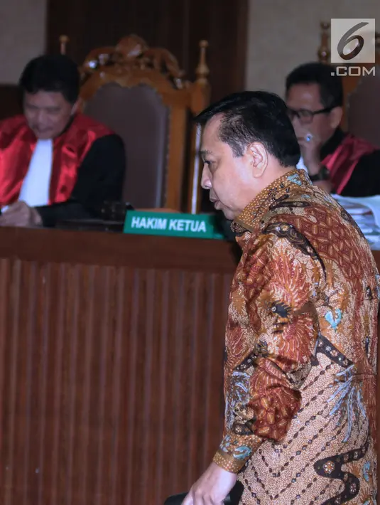 Terdakwa korupsi proyek e-KTP, Setya Novanto tertunduk usai pembacaan putusan di Pengadilan Tipikor, Jakarta, Selasa (24/4). Setya Novanto divonis hukuman pidana 15 tahun penjara dan denda Rp 500 juta. (Liputan6.com/Helmi Fithriansyah)