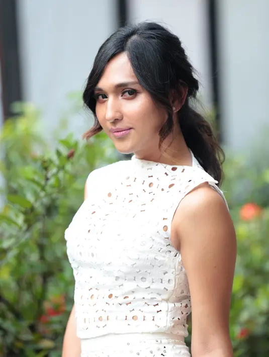 “Manusia selalu ingin tampil prima dan lebih baik kan, kita juga ingin dilihat dengan indah  dan merasa nyaman 100%. Ya pengen sih tapi aku untuk saat ini ga punya rencana yang spesifik banget ya.” aku Dena Rachman. (Andy Masela/Bintang.com)