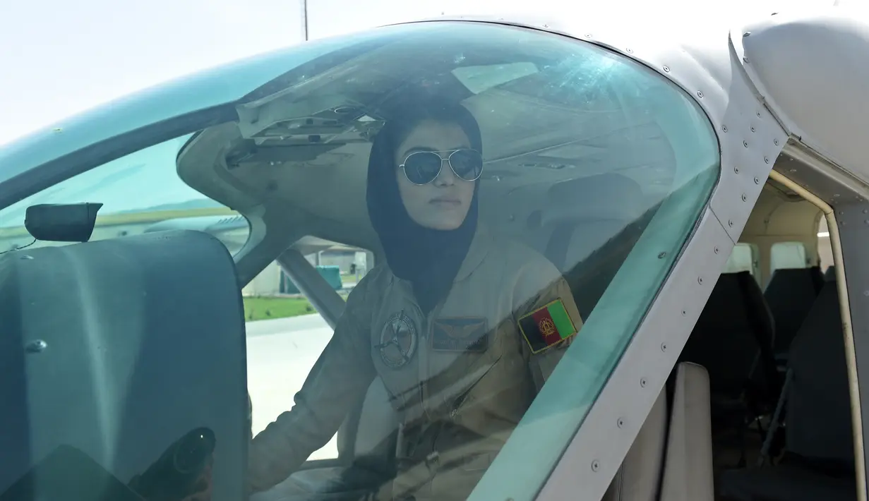 Baca Berita Selengkapnya di http://global.liputan6.com/read/2688038/pilot-perempuan-pertama-minta-suaka-ke-as-afghanistan-berang