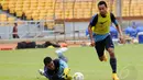 Pemain Persib Bandung, M Ridwan (kanan) mengecoh Teguh Amiruddin saat berlatih bersama timnas senior Indonesia di Stadion GBK, Jakarta, (12/11/2014). (Liputan6.com/Helmi Fithriansyah)