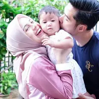 Bulan Ramadan tahun ini, Nycta Gina memulai rutinitasnya sejak pukul 03.00 WIB. Istri Risky Kinos itu harus menyiapkan santapan sahur. Presenter dan pemeran itu juga berbagi tugas dengan suaminya. (Instagram/missnyctagina)