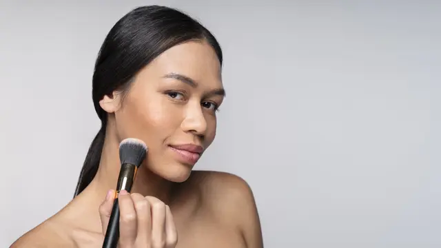 Ilustrasi mengaplikasikan foundation