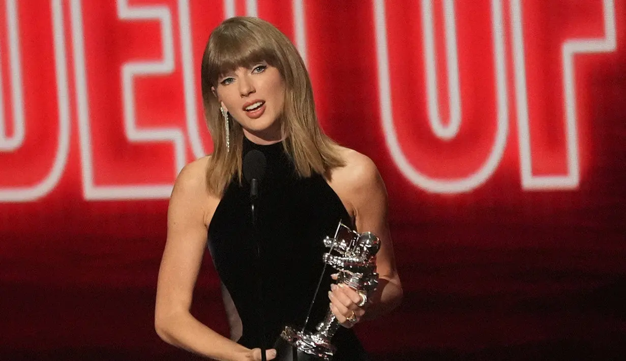 Taylor Swift menerima penghargaan saat MTV Video Music Awards (VMAs) 2026 di Peacock Theater, Los Angeles, Amerika Serikat, Minggu (27/9/2026) waktu setempat. Swift mencetak sejarah sebagai artis dengan jumlah penghargaan VMA terbanyak setelah menerima sejumlah penghargaan pada malam tersebut. (AP Photo/Chris Pizzello)
