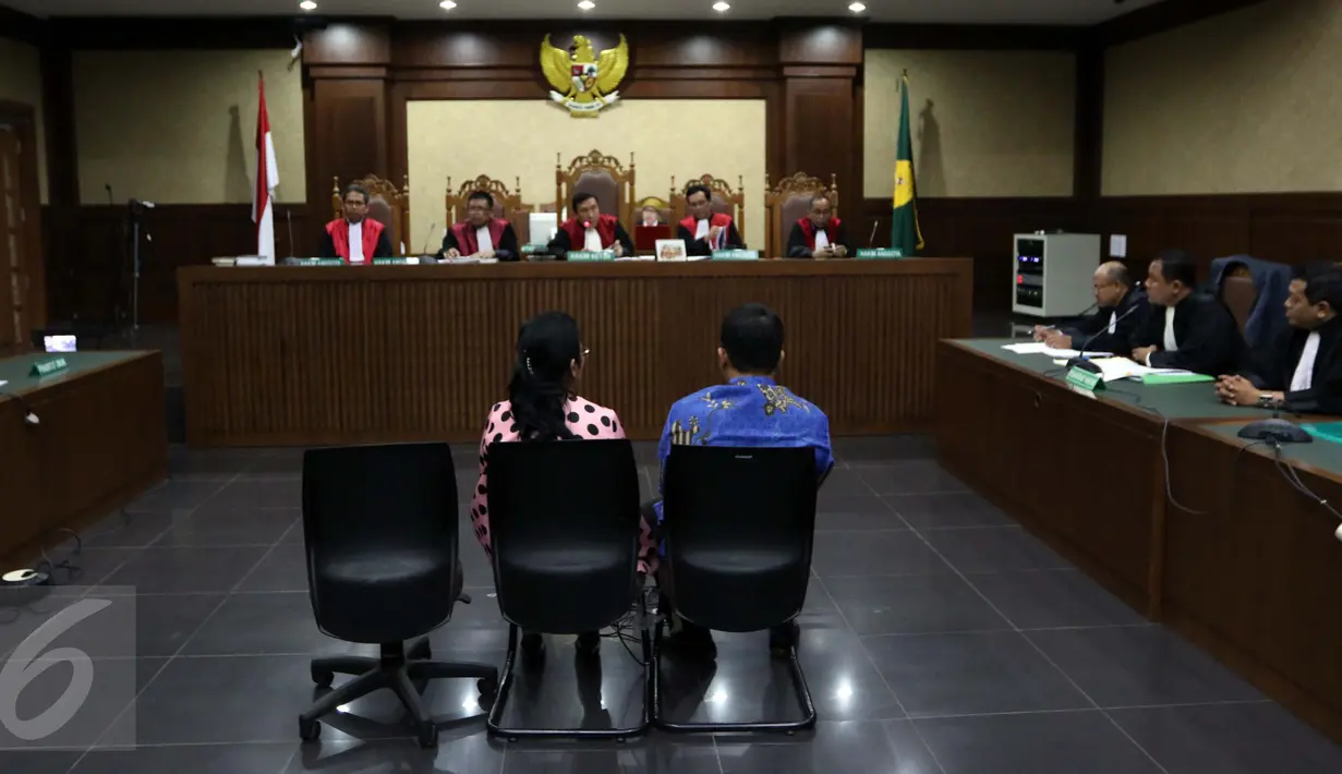 Pengacara dan kakak pedangdut Saipul Jamil, Berthanatalia Ruruk Kariman dan Samsul Hidayatullah menjalani sidang perdana di Pengadilan Tipikor Jakarta, Rabu (31/8). Keduanya didakwa menyuap Panitera Pengganti PN Jakut, Rohadi. (Liputan6.com/Helmi Afandi)