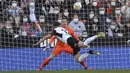 Valencia merespon ketertinggalannya di awal babak kedua. Carlos Soler berhasil mengoyak gawang Barcelona yang dikawal Marc-Andre ter Stegen pada menit ke-52 via sundulan memanfaatkan umpan silang Bryan Gill dan mengubah skor menjadi 1-3. (AP/Alberto Saiz)