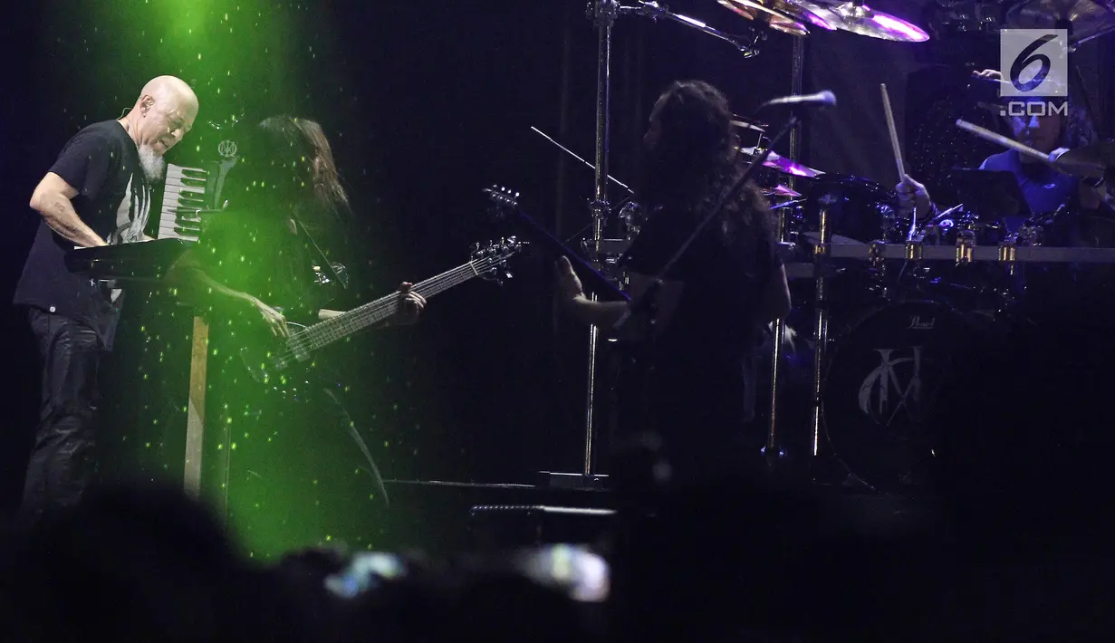 Band beraliran metal progresif Dream Theater menghibur penonton di JogjaRockarta International Music Festival 2017 di Stadion Kridosono, Yogyakarta, Jumat (29/9). (Liputan6.com/Herman Zakharia)