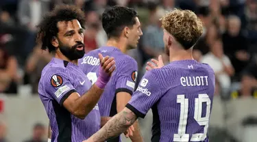 Pemain Liverpool Mohamed Salah (kiri) melakukan selebrasi usai mencetak gol ke gawang LASK pada pertandingan sepak bola Grup E Liga Europa di Linz, Austria, Kamis (21/9/2023). Liverpool menang 3-1. (AP Photo/Matthias Schrader)