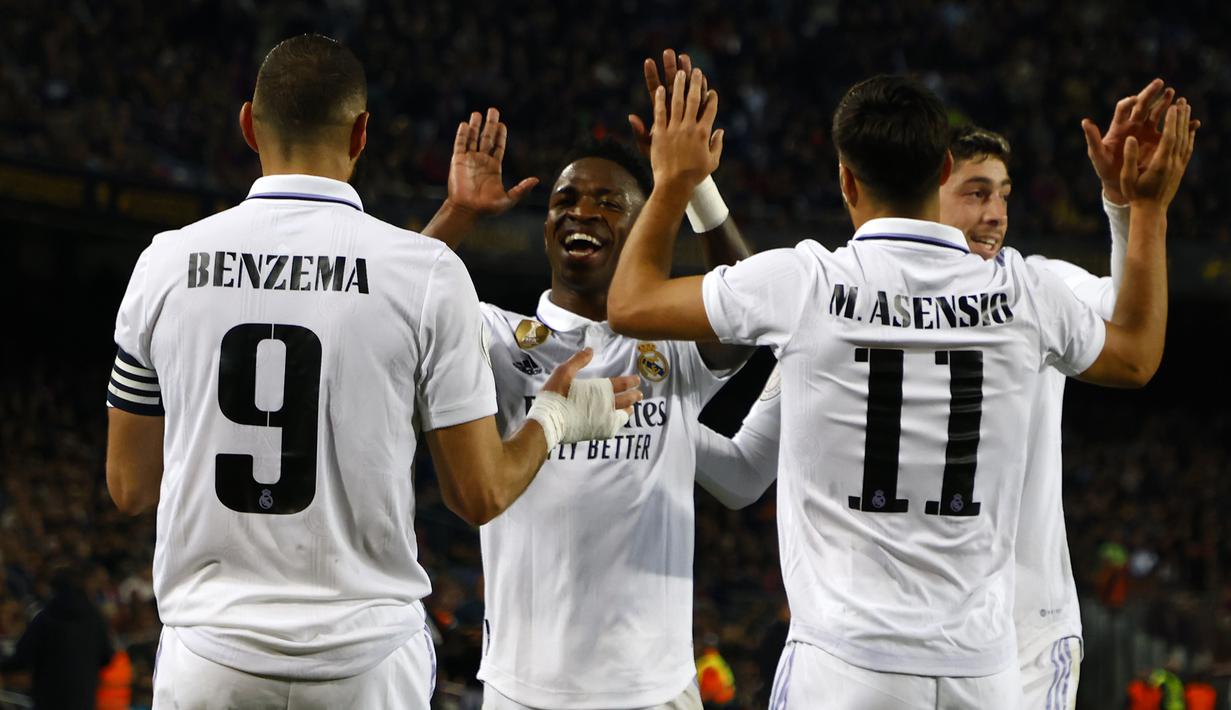Selebrasi para pemain Real Madrid setelah Karim Benzema (kiri) mencetak gol keempat ke gawang Barcelona pada laga leg kedua semifinal Copa del Rey 2022/2023 di Camp Nou Stadium, Barcelona, Kamis (6/4/2023) dini hari WIB. (AP Photo/Joan Monfort)