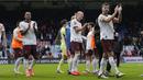 Selebrasi para pemain Manchester City merayakan kemenangan 4-2 atas Crystal Palace setelah berakhirnya laga pekan ke-32 Premier League 2023/2024 di Selhurst Park stadium, London, Sabtu (6/4/2024). (AP Photo/Frank Augstein)