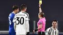 Bek Dynamo Kiev, Illya Zabarnyi mendapat kartu kuning dari wasit Stephanie Frappart saat pertandingan Grup G Liga Champions antara Juventus vs Dynamo Kiev di Allianz Stadium, Kamis (3/12/2020) dinihari WIB. Frappart menjadi wasit perempuan pertama dalam Liga Champions (Marco Alpozzi/LaPresse via AP)