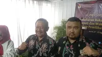 Bakal pasangan calon (bacalon) bupati dan wakil bupati Blora, Abu Nafi dan Andika Andikrishna Gunarjo (ABDI) resmi mendaftar di KPU Kabupaten Blora. (Liputan6.com/ Ahmad Adirin)