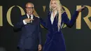 Model Gigi Hadid berpose dengan perancang busana Tommy Hilfiger saat menghadiri WWD Honors Awards yang diselenggarakan oleh Women's Wear Daily di Cipriani South Street di New York, pada Selasa, 25 Oktober 2022.  (Photo by Andy Kropa/Invision/AP)