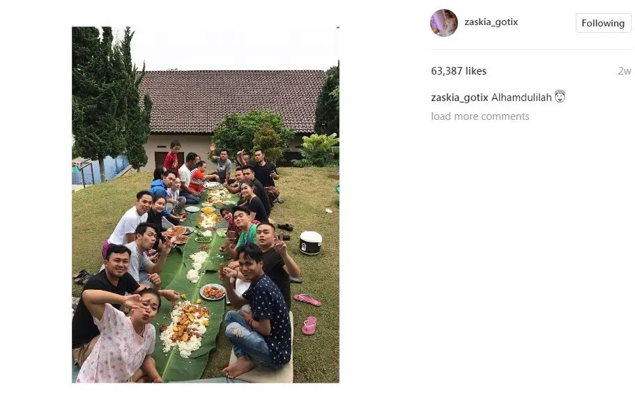 Zaskia Gotik dan keluarga makan liwetan.