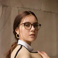 Pakai kacamata bisa jadi penyebab jerawat. (Foto: unsplash.com)