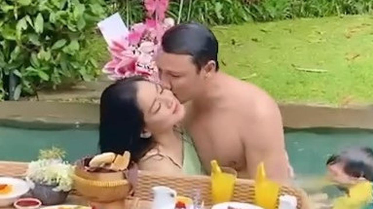 7 Potret Harmonis Rumah Tangga Titi Kamal dan Christian Sugiono, 15 Tahun Menikah Masih Awet Muda hingga Romantis Bak Masih Pacaran