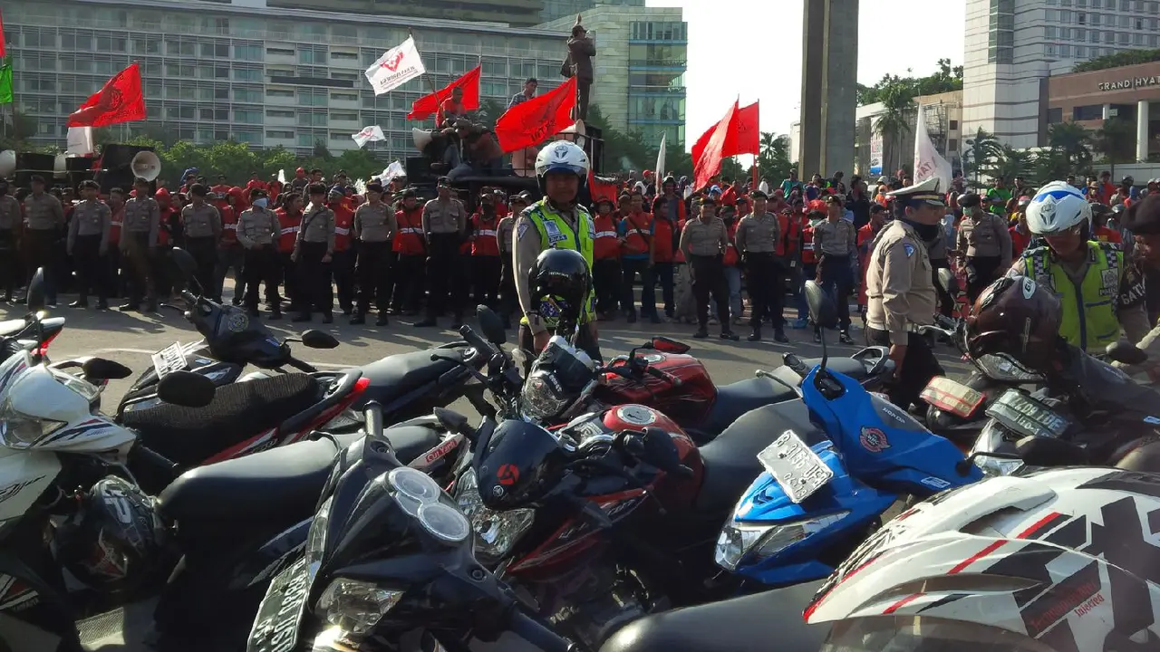 badan jalan yang jadi parkiran saat demo buruh di Bundaran Hotel Indonesia (HI). (Liputan6.com/Oscar Ferri)