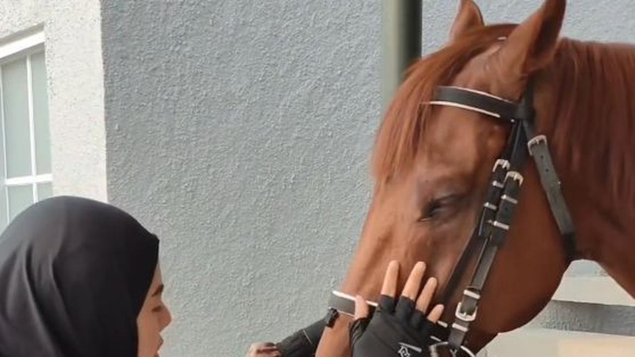 Potret Polwan Cantik Bripka Iis Mulyani Saat Berolah Raga Berkuda 'Aku Berpacu Di atas Kuda, aku Merasa bahagia & Tenang Pikiranku