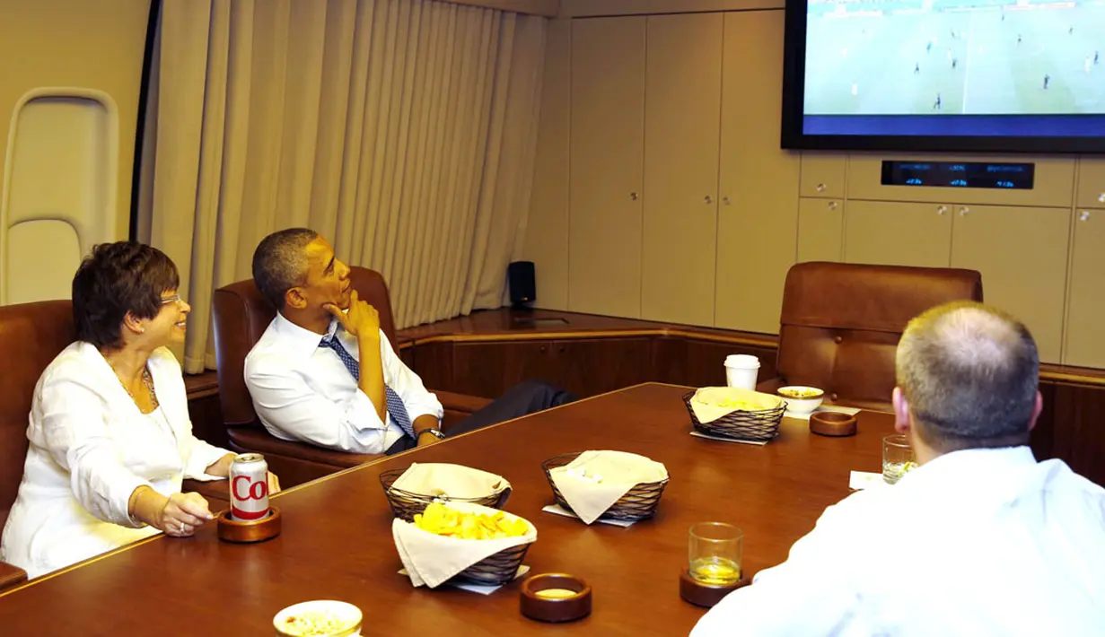 Di dalam pesawat Air Force One menuju Minnesota, Presiden Barack Obama (kedua dari kiri) menyaksikan langsung laga AS kontra Jerman di penyisihan Piala Dunia 2014, (26/6/2014). (REUTERS/Larry Downing) 