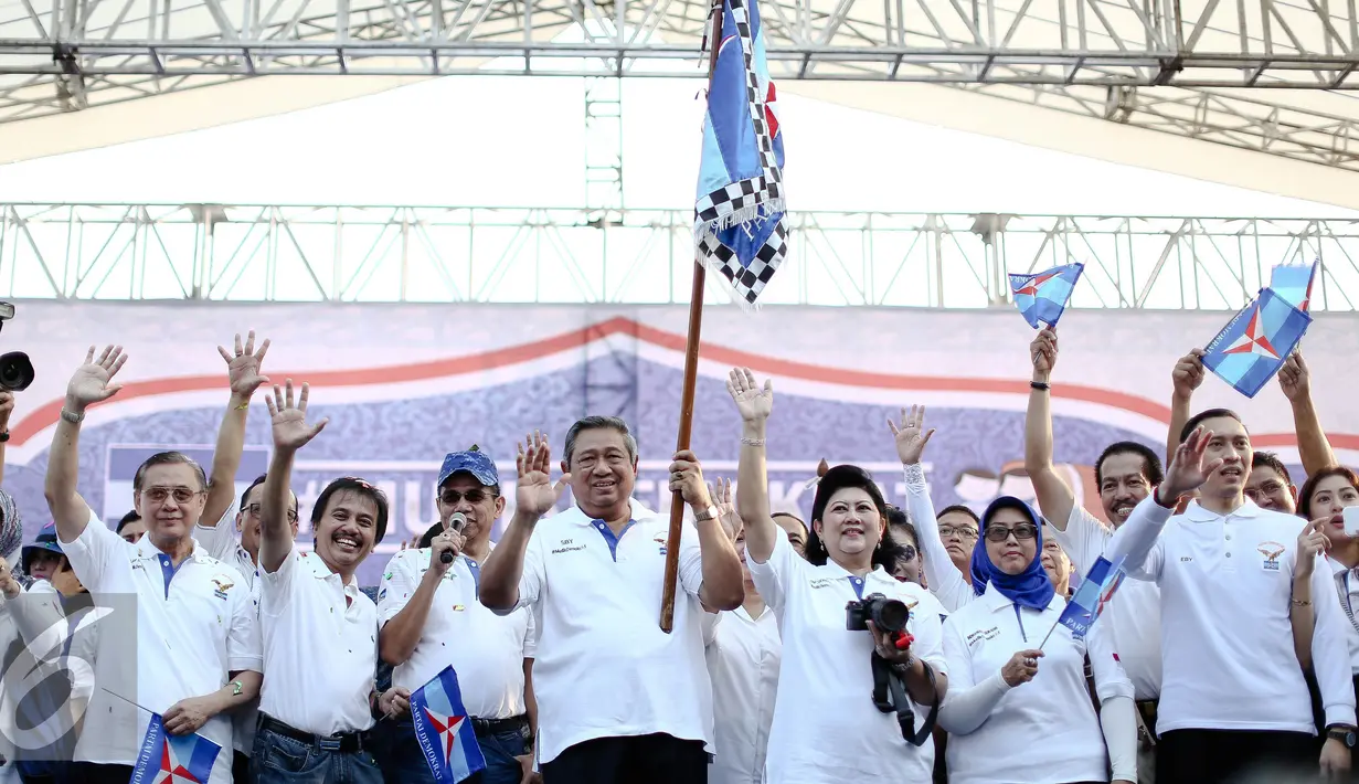 Ketua Umum Partai Demokrat Susilo Bambang Yudhoyono (SBY) (tengah) dan istri Ani Yudhoyono melepas bus pemudik saat mengikuti mudik gratis Demokrat di Parkir Timur Senayan, Jakarta, Minggu (3/7). (Liputan6.com/Faizal Fanani)