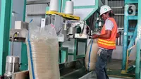 Pekerja mengemas beras yang diolah secara modern dengan mesin Modern Rice Milling Plant (MRMP) di Karawang, Jawa Barat, Rabu (21/9/2022). Infrastruktur MRMP ini terdiri dari mesin pengering (dryer), unit penggilingan padi (RMU) sebagai mesin konversi gabah menjadi beras, dan dilengkapi teknologi penyortir warna (color sorter). (Liputan6.com/Angga Yuniar)