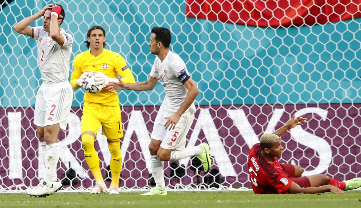 Gawang Yann Sommer digempur beberapa kali oleh Spanyol. Peluang emas tandukan Alvaro Morata (kiri) masih dapat diamankan oleh penjaga gawang 32 tahun ini. Swiss benar-benar terkunci di seperempat lapangan. (Foto: AFP/Pool/Maxim Shemetov)