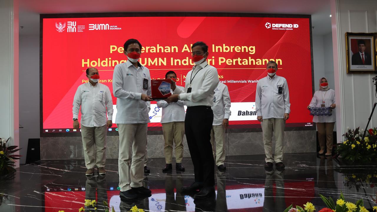 Penandatanganan akta inbreng saham pemerintah antara Len Industri dengan PT Dirgantara Indonesia, PT PAL Indonesia, PT Pindad dan PT Dahana di Kantor Kementerian BUMN RI Jakarta, pada Rabu (2/3/2022). (Dok Len Industri)
