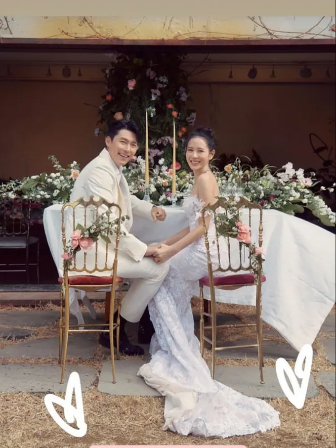 Tepis Rumor Cerai, Hyun Bin-Son Ye Jin Tampil Serasi Serba Putih Rayakan Anniversary Pernikahan