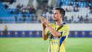 Pemain Persib Bandung, Thom Haye, memberikan aplaus setelah pertandingan melawan Arema FC pada laga pekan keenam BRI Super League 2025/2026 di Stadion Kanjuruhan, Kabupaten Malang, Senin (22/9/2025) sore WIB. (Bola.com/Iwan Setiawan)