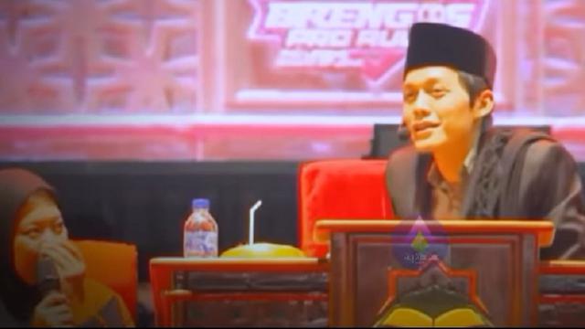 Jemaah asal Pare, Kediri ini masuk Islam dibimbing Gus Iqdam (SS: YT. Edot Bolang)