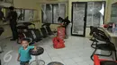 Warga mengemasi barang miliknya di sebuah salon yang berada di kawasan Kalijodo, Jakarta, Kamis (18/2). Lokalisasi itu mulai ditinggalkan penghuni sejak berkembangnya wacana penggusuran kawasan Kalijodo. (Liputan6.com/Gempur M Surya)