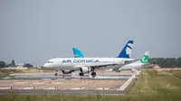 Pesawat maskapai Air Corsica mendarat di Bandara Orly Paris, Prancis (26/6/2020). Bandara Paris Orly dibuka kembali mulai Jumat (26/6) dengan layanan terbatas setelah hampir tiga bulan ditutup karena krisis kesehatan akibat pandemi COVID-19. (Xinhua/Aurelien Morissard)