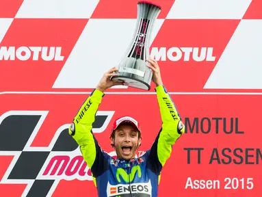 Valentino Rossi menjuarai balap MotoGP Belanda 2015 yang berlangsung di Sirkuit Assen, Sabtu (27/6) malam WIB. (AP Photo/Vincent Jannink)
