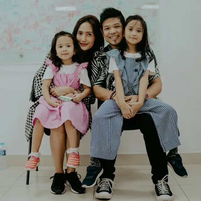 4 Putri Indonesia Ini Jatuh ke Pelukan Musisi Ganteng