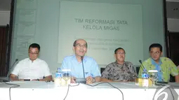 Tim Reformasi Tata Kelola Minyak dan Gas Bumi saat konferensi pers di Jakarta, Minggu (21/12/2014). (Liputan6.com/herman Zakharia)