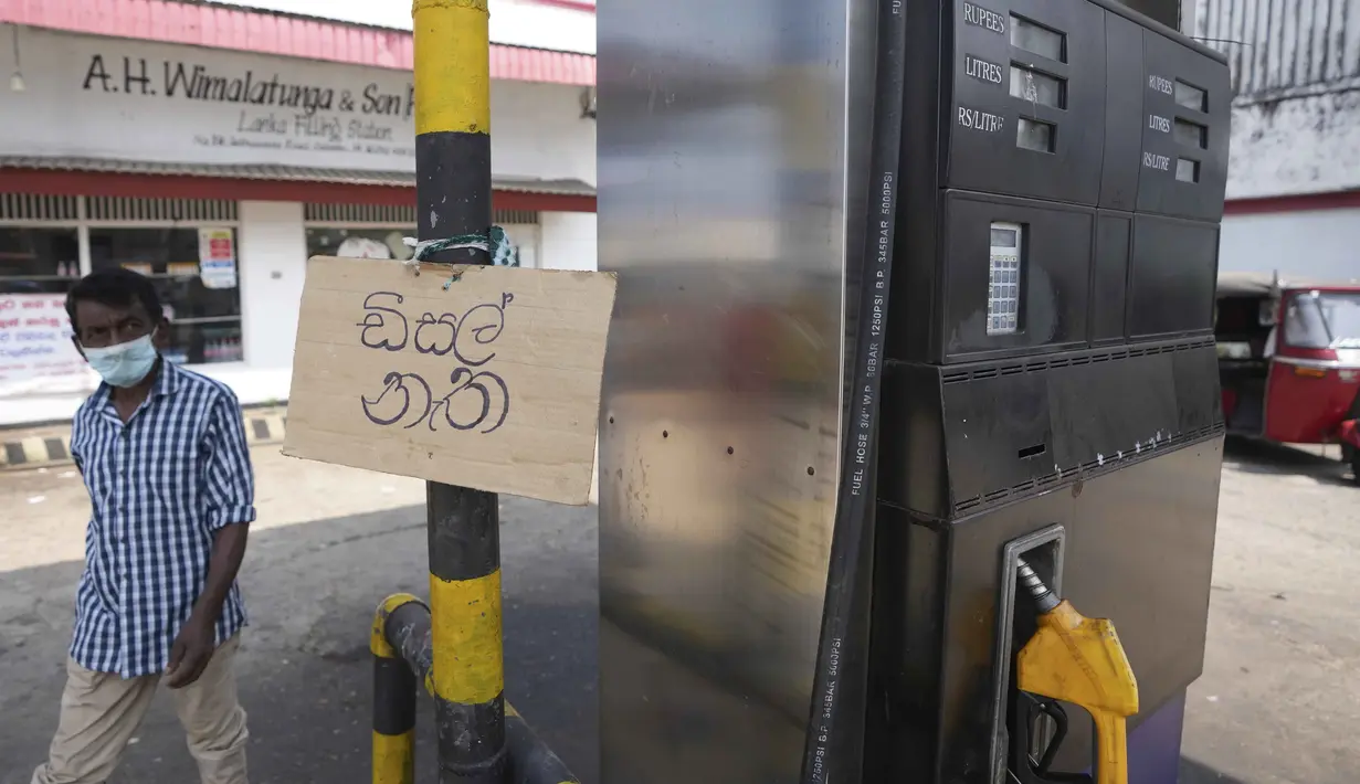 Pemberitahuan "Tanpa Diesel" digantung di stasiun pompa bahan bakar selama pemadaman listrik di Kolombo, 23 Februari 2022. Sri Lanka menerapkan pemadaman listrik bergilir akibat krisis keuangan yang memicu kekurangan bahan bakar dan melumpuhkan jaringan listriknya. (AP Photo/Eranga Jayawardena)