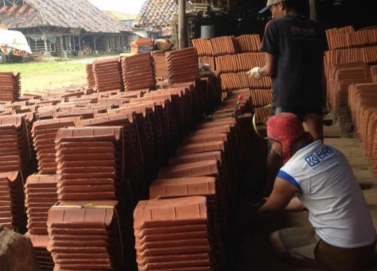Pabrik genteng milik Hena Gian Hermana di Majalengka