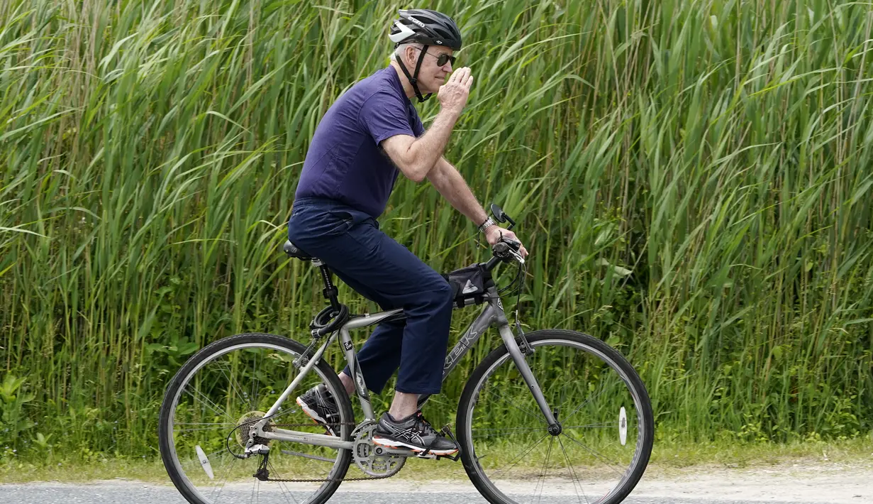 Presiden Joe Biden dengan ibu negara, Jill Biden (tidak terlihat) bersepeda di Pantai Rehoboth, Delaware, Kamis (3/6/2021). Keluarga Biden menghabiskan beberapa hari di Pantai Rehoboth untuk merayakan ulang tahun ibu negara Jill Biden yang ke-70. (AP Photo/Susan Walsh)