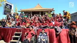 Anak-anak SLB Negeri Batu dan warga Desa Sejahtera Astra Bumiaji foto bersama pada peresmian Galeri Rumah Batik, Festival Kampung Berseri Astra di Batu, Jawa Timur (3/8/2019). Kegiatan tersebut digelar memperingati Hari Koperasi yang jatuh pada 12 Juli 2019. (Liputan6.com/HO/Ilham)