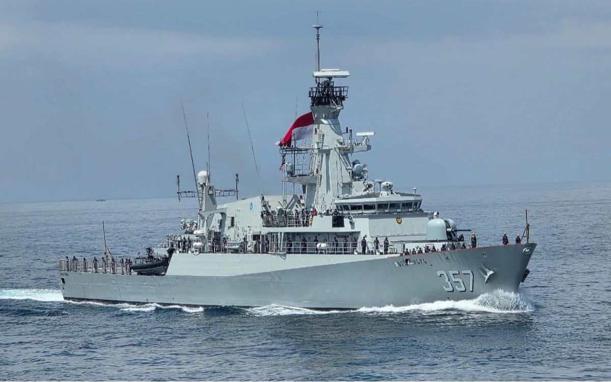 FOTO: Aksi KRI Bung Tomo dalam Latihan Laut AMNEX 2025