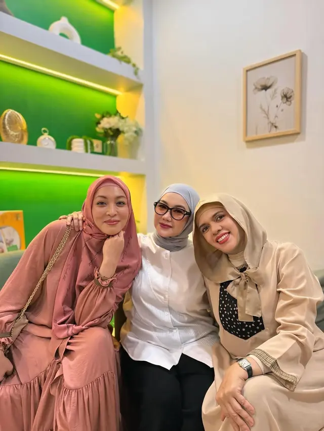 Gaya Geni Faruk, Reza Artamevia, dan Angelina Sondakh Jenguk Aaliyah Massaid, Pakai Hijau Mleyot dan Hijab Lilit Khas Gen Z