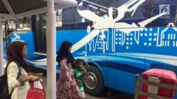 Sebuah armada bus JA Connexion tujuan Bandara Soekarno-Hatta di Tangerang menunggu penumpang di Pondok Indah Mall, Jakarta Selatan, Jumat (29/12). Satu bulan pertama operasi dikenakan tarif promosi Rp25.000 per orang. (Liputan6.com/Immanuel Antonius)