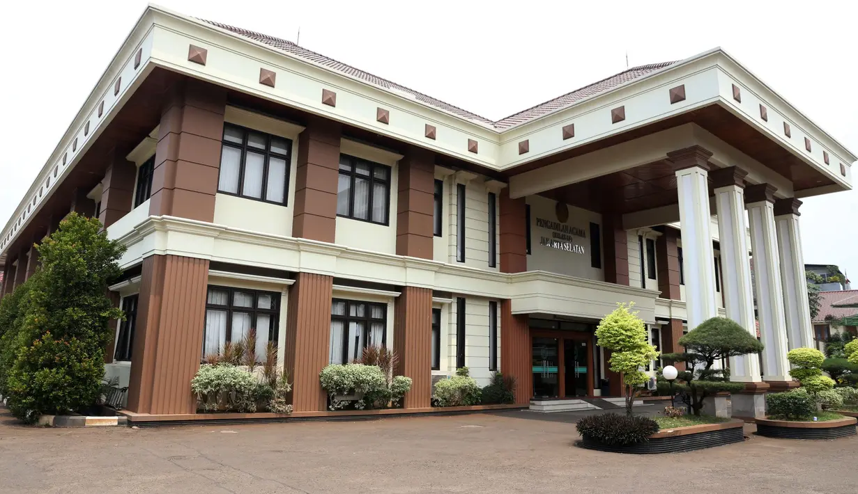 Memasuki sidang lanjutan perceraian di Pengadilan Agama (PA) Jakarta Selatan, Andi Soraya dan Rudi Sutopo kompak absen. (Nurwahyunan/Bintang.com)