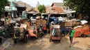 Antrean motor gerobak sampah yang akan membuang sampah di Tempat Pembuangan Sampah Sementara Kalibata, Jakarta, Rabu (4/11/2015). Menurut warga, penumpukan sampah ini sudah terjadi sejak Senin (2/11) lalu. (Liputan6.com/Helmi Fithriansyah)