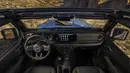 Sisi interior mendapat ubahan signifikan pada layar head unit. Semulanya, Wrangler JL hanya dilengkapi opsi layar lima dan tujuh inci. Namun, sekarang ia sudah disematkan head unit baru berukuran 12,3 inci dengan konektivitas wireless Apple CarPlay dan Android Auto. (Source: caranddriver.com)
