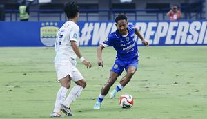 Aksi gelandang Persib Bandung, Beckham Putra mencoba melewati bek kanan PSIM Yogyakarta, Raka Cahyana dalam laga lanjutan pekan ke-31 BRI Super League 2025/2026 yang berlangsung di Stadion Gelora Bandung Lautan Api (GBLA), Senin (4/5/2026). (Dok. Persib)