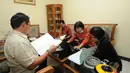 Petugas Dir Tipikor Bareskrim Mabes Polri memeriksa beberapa dokumen di rumah Yayat A Sudrajat tersangka kasus dugaan korupsi proyek pembangunan Stadion Gedebage di Turangga D62, Bandung, Jumat (22/5/2015). (Liputan6.com/Helmi Fithriansyah)