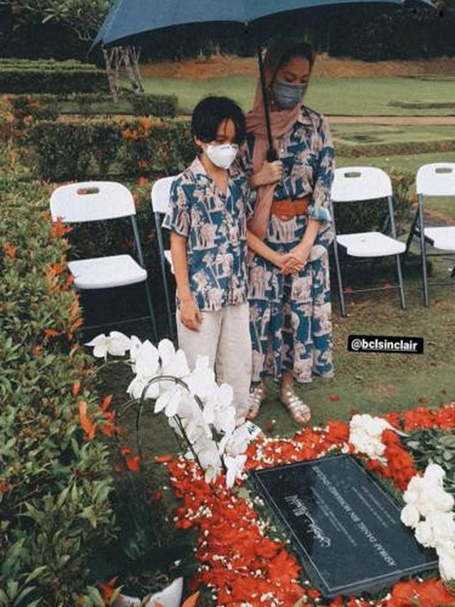 Peringati 1 Tahun Kepergian Ashraf Sinclair, Ini 6 Momen BCL Ziarah ke Makam Suami
